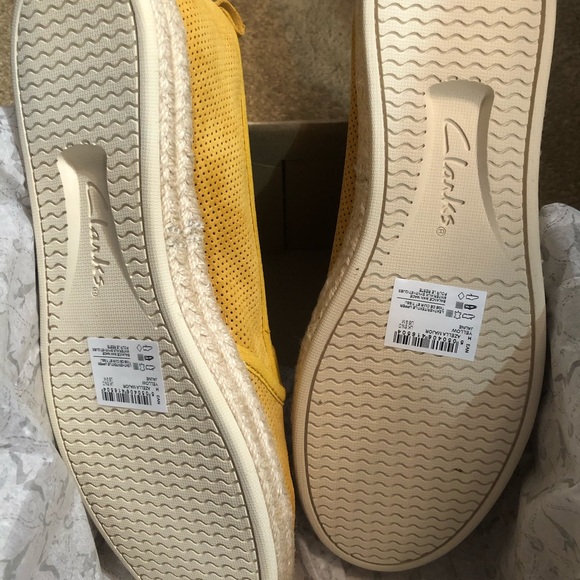Clarks Slip On💛 - Picture 3 of 8